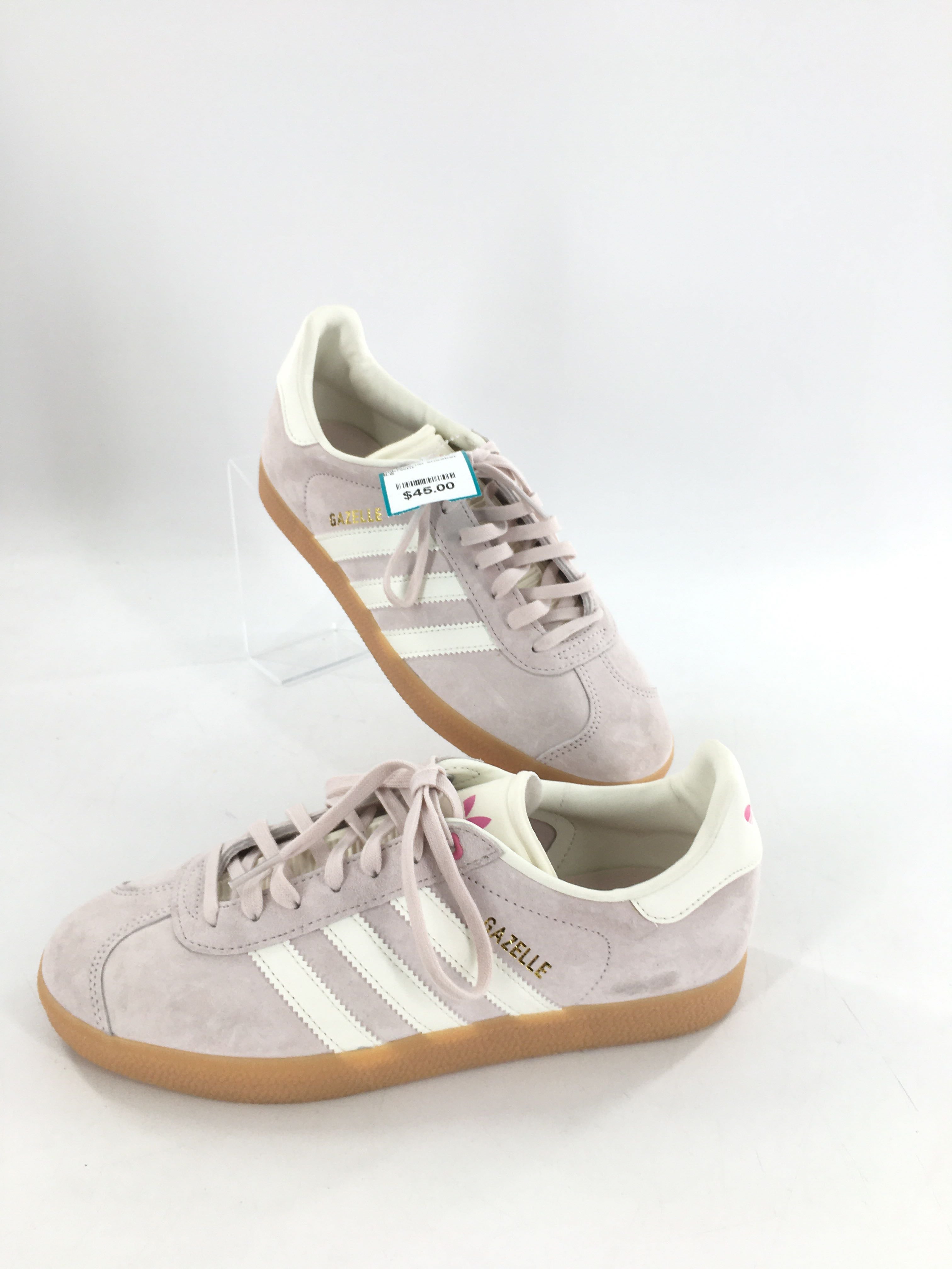 8.5 lace-up sneaker