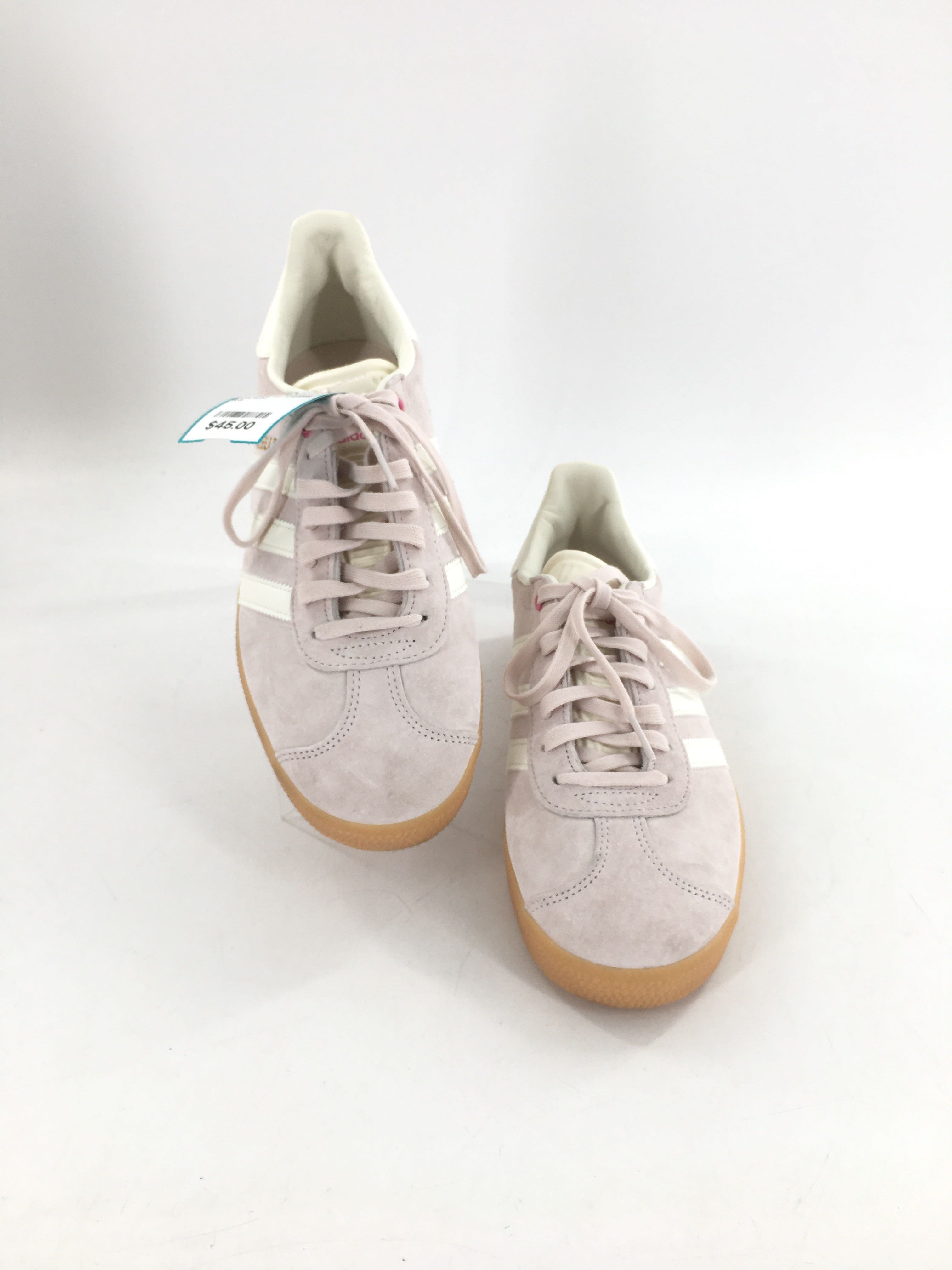 8.5 lace-up sneaker