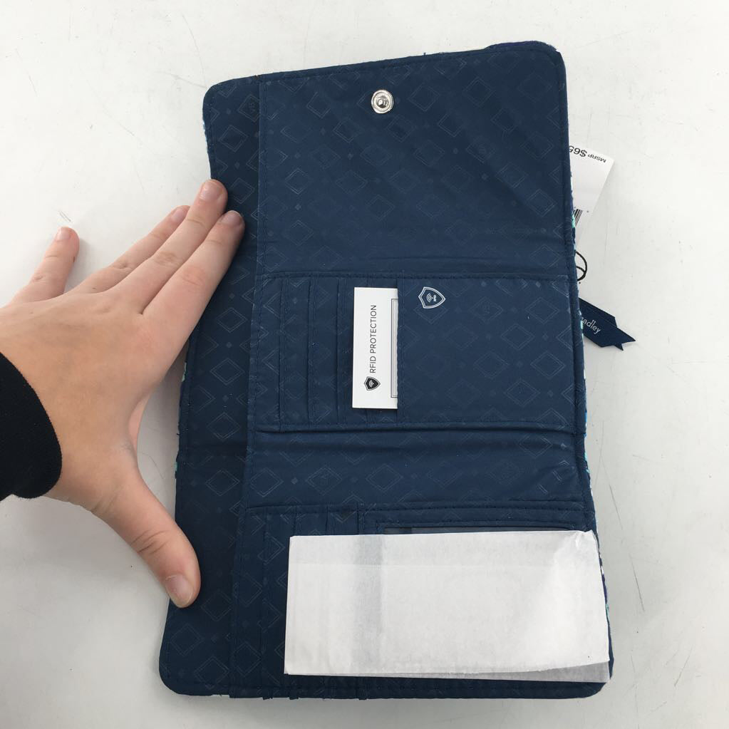 R65 trifold leaf print wallet/wristlet
