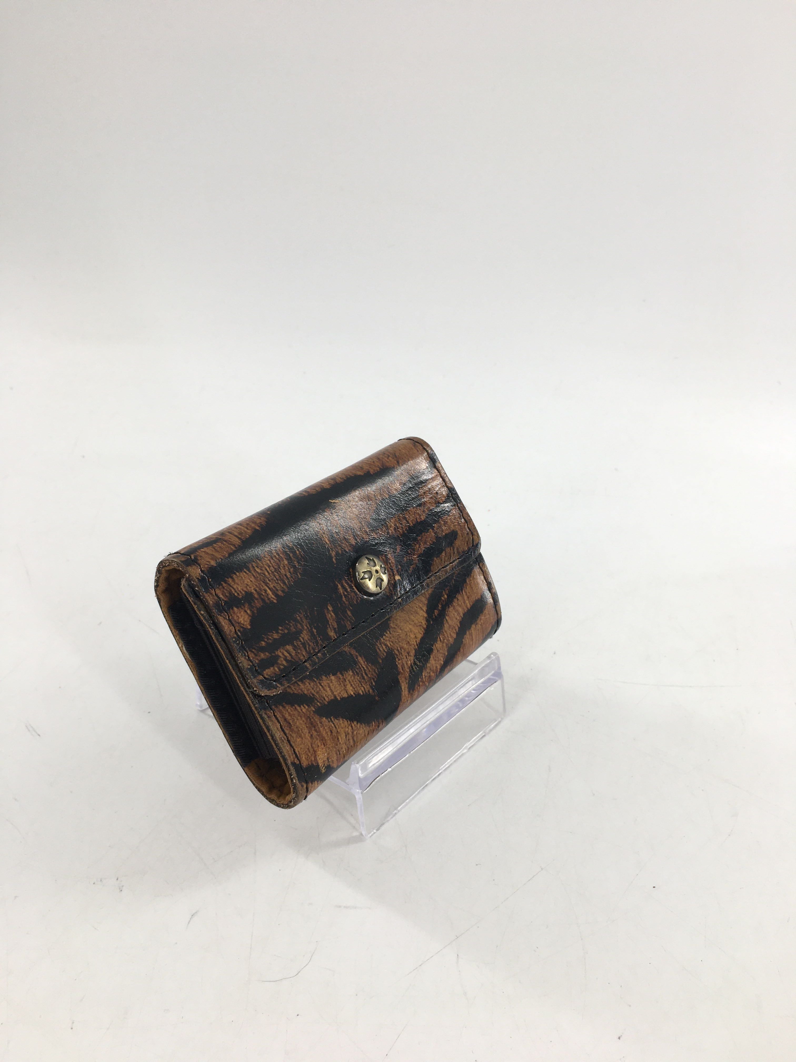 tiger print snap closure accordion card holder