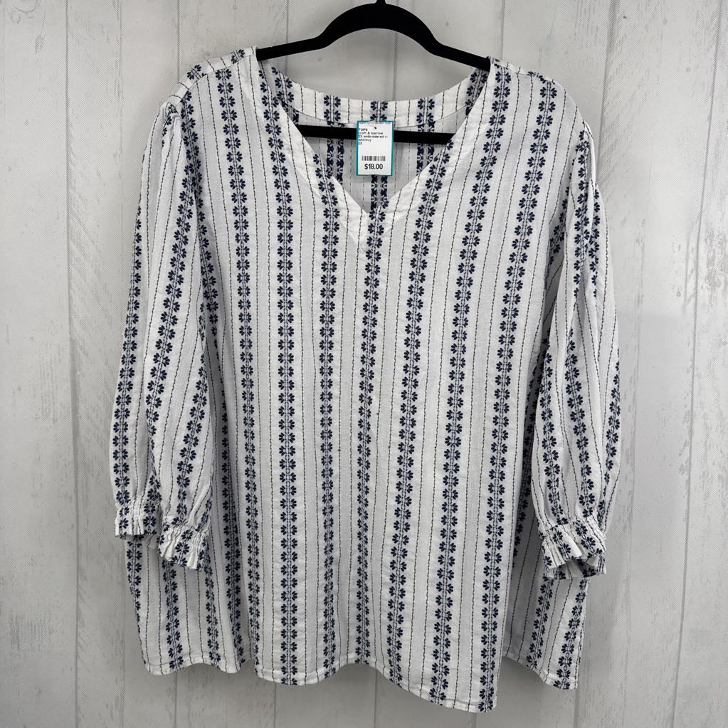2X embroidered v-neck l/s top
