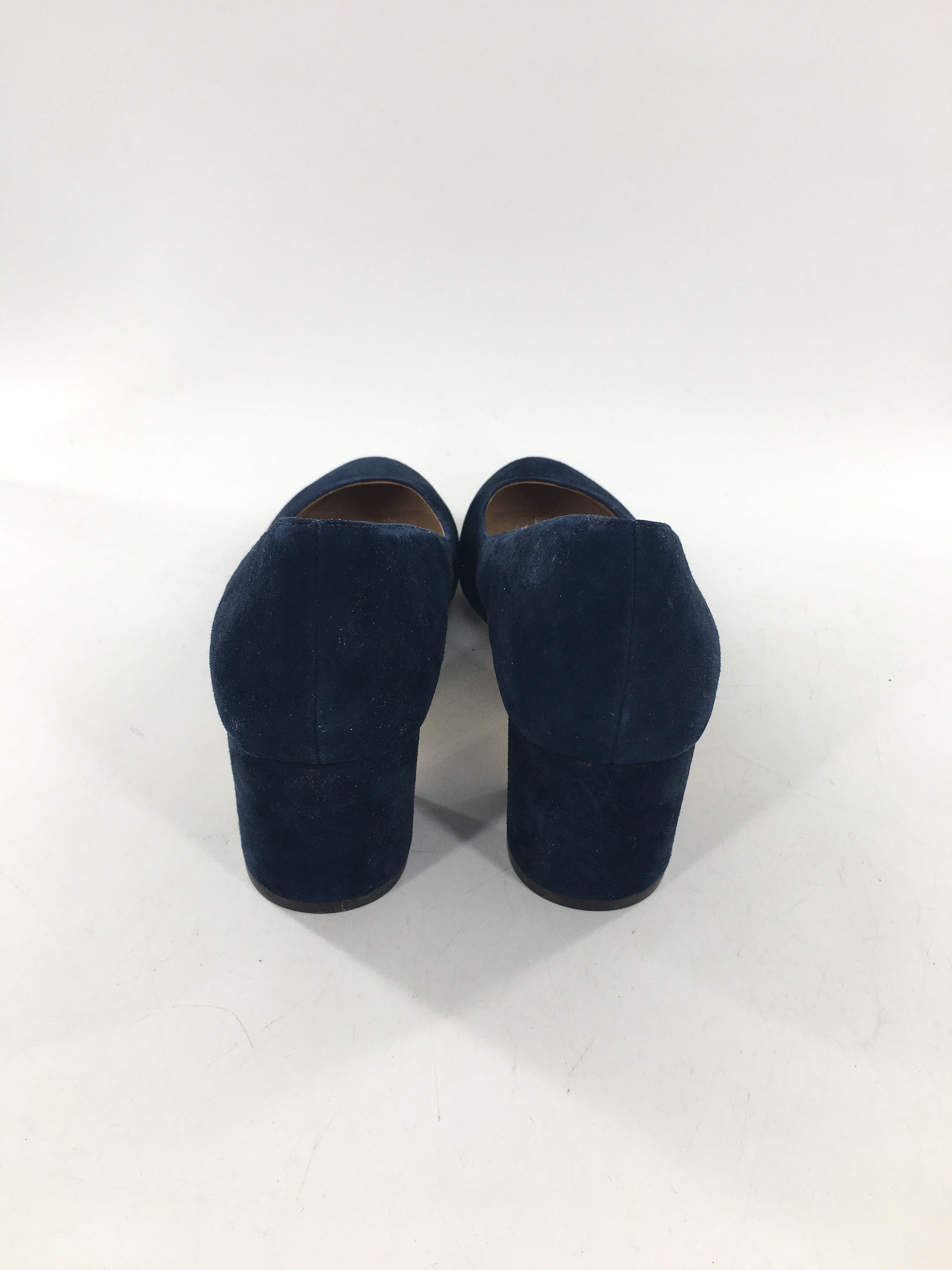 10.5 round toe suede pumps
