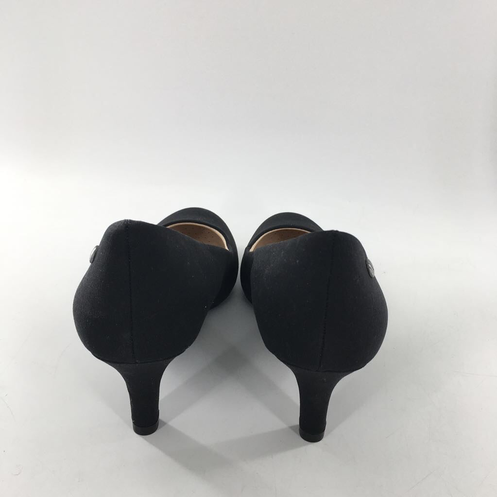 8.5 low-heel pumps