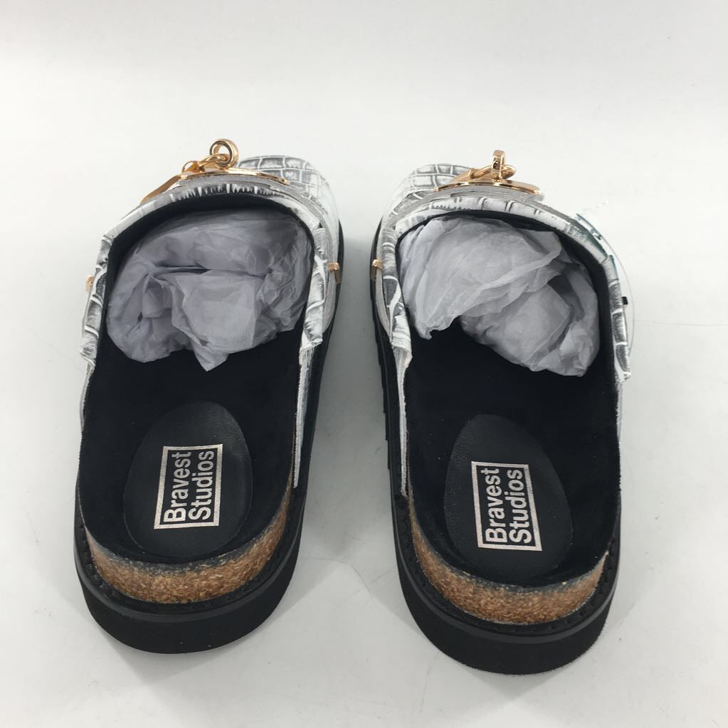 7 croc embossed clog w/ functional lock, key