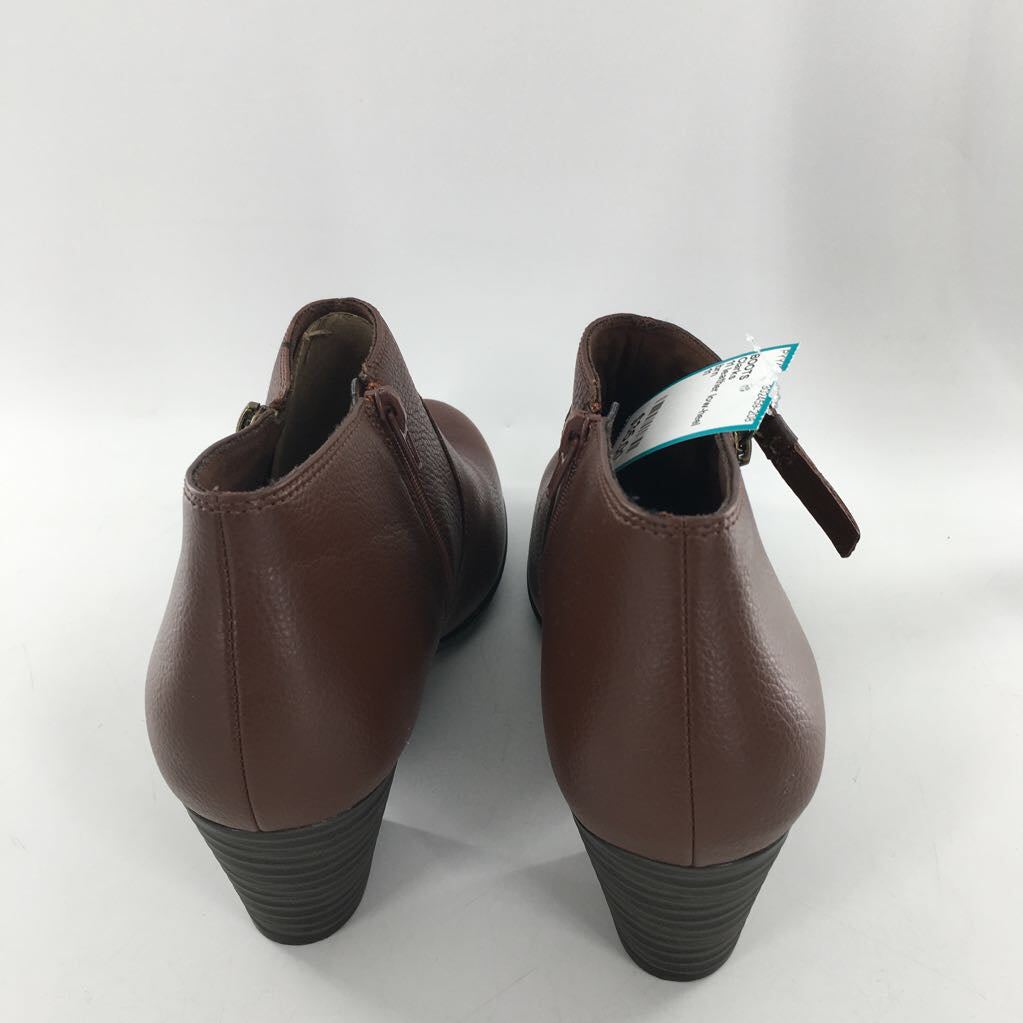 11 leather low-heel bootie