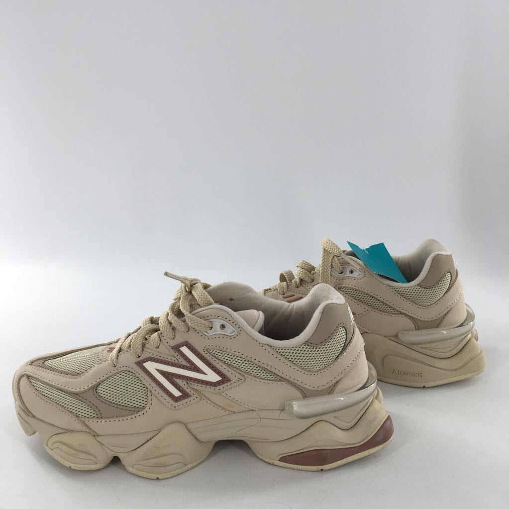 8.5 lace-up sneaker