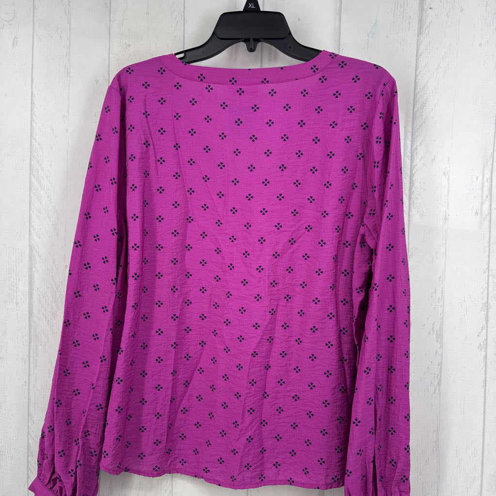 XL l/s v-neck clover-like floral pattern top