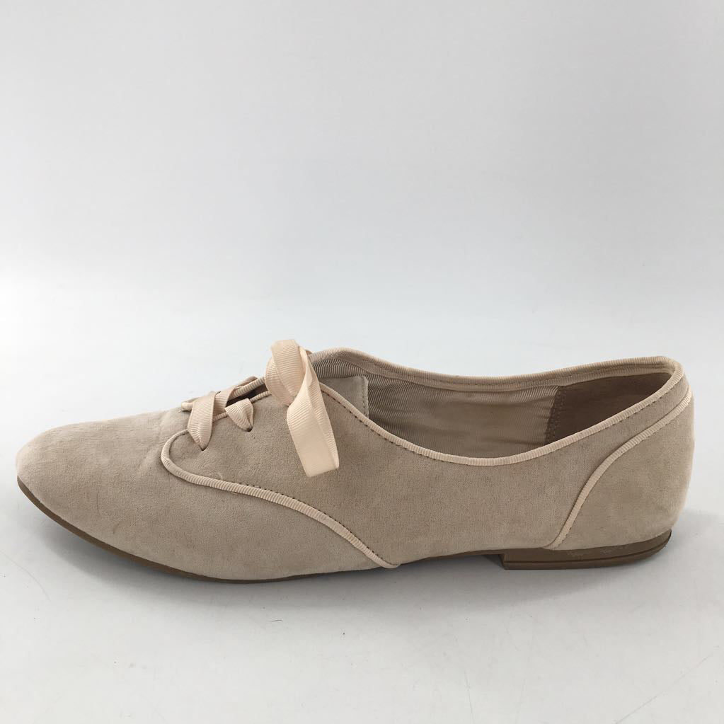 9 lace-up flats