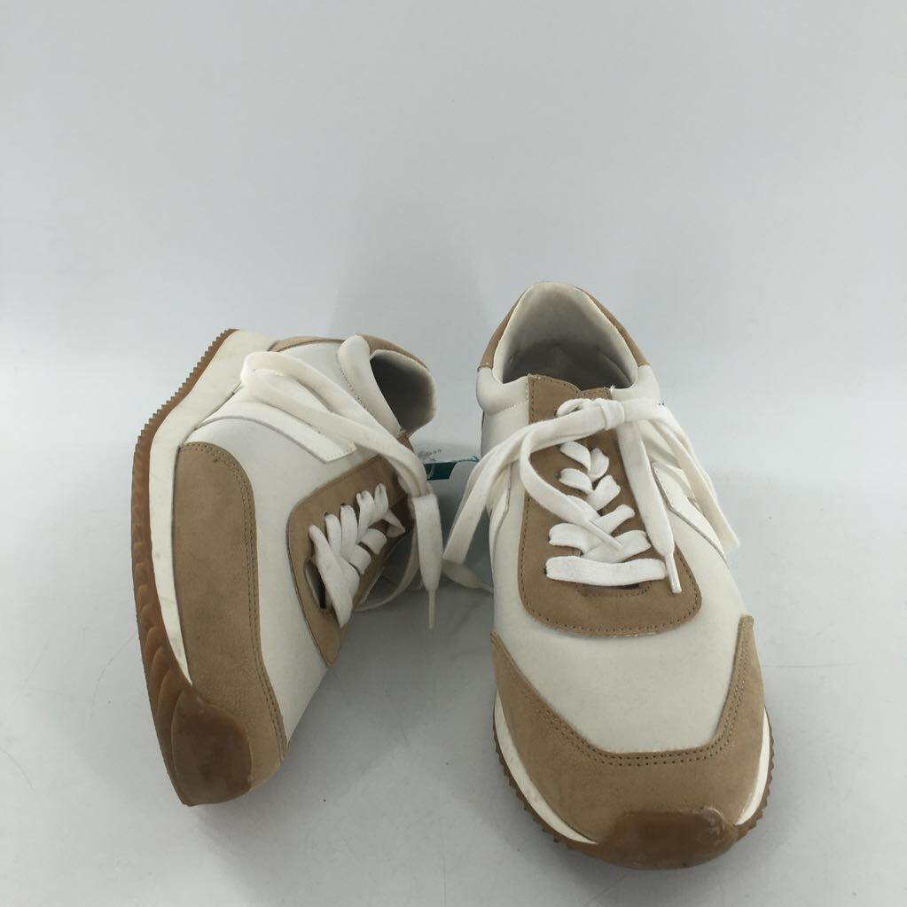 10 lace-up sneaker