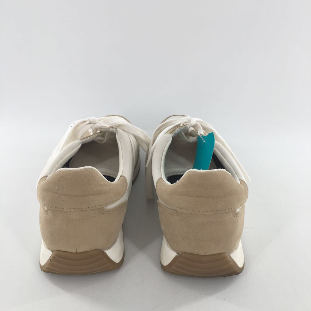 10 lace-up sneaker