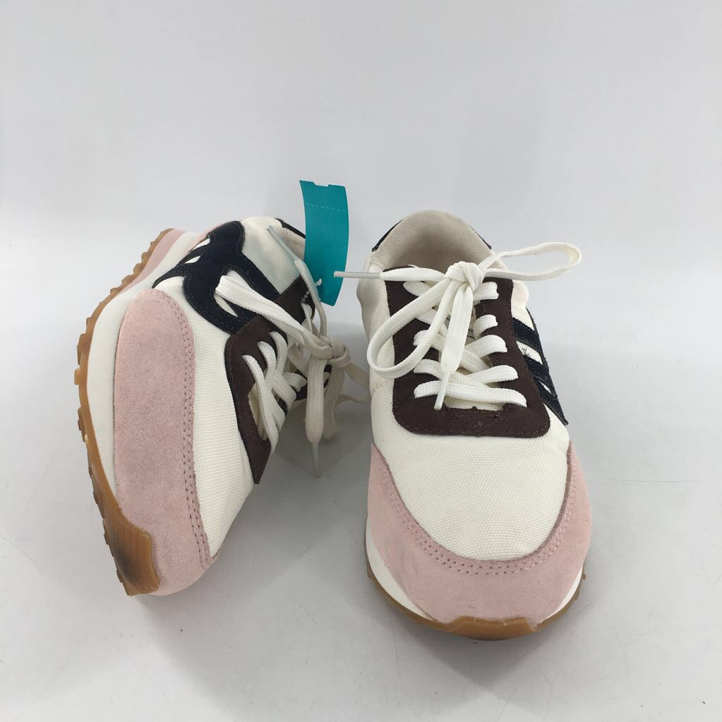 8 lace-up sneaker