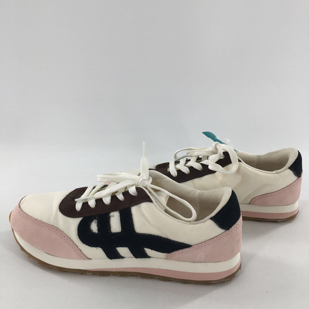8 lace-up sneaker