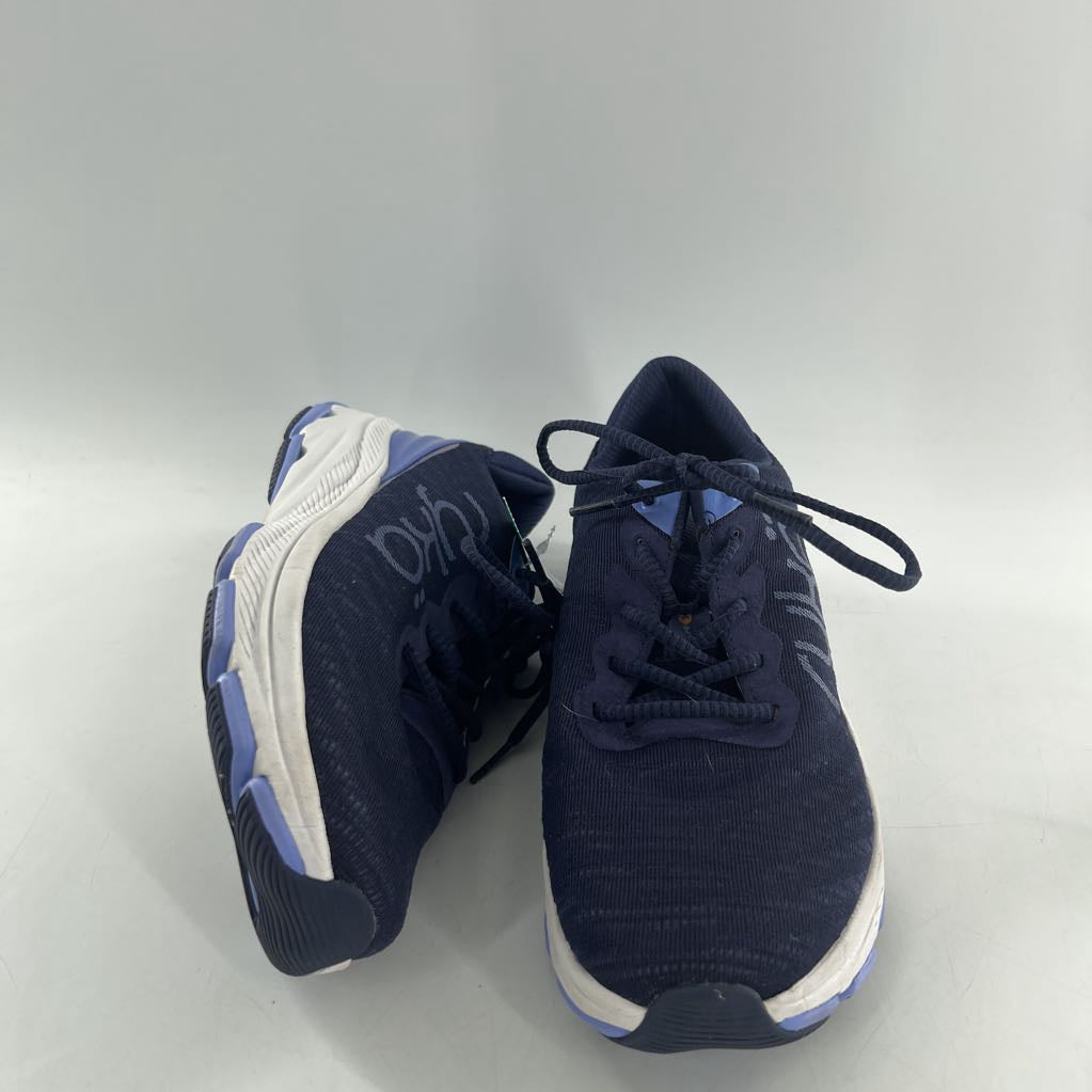 8.5 lace-up sneaker