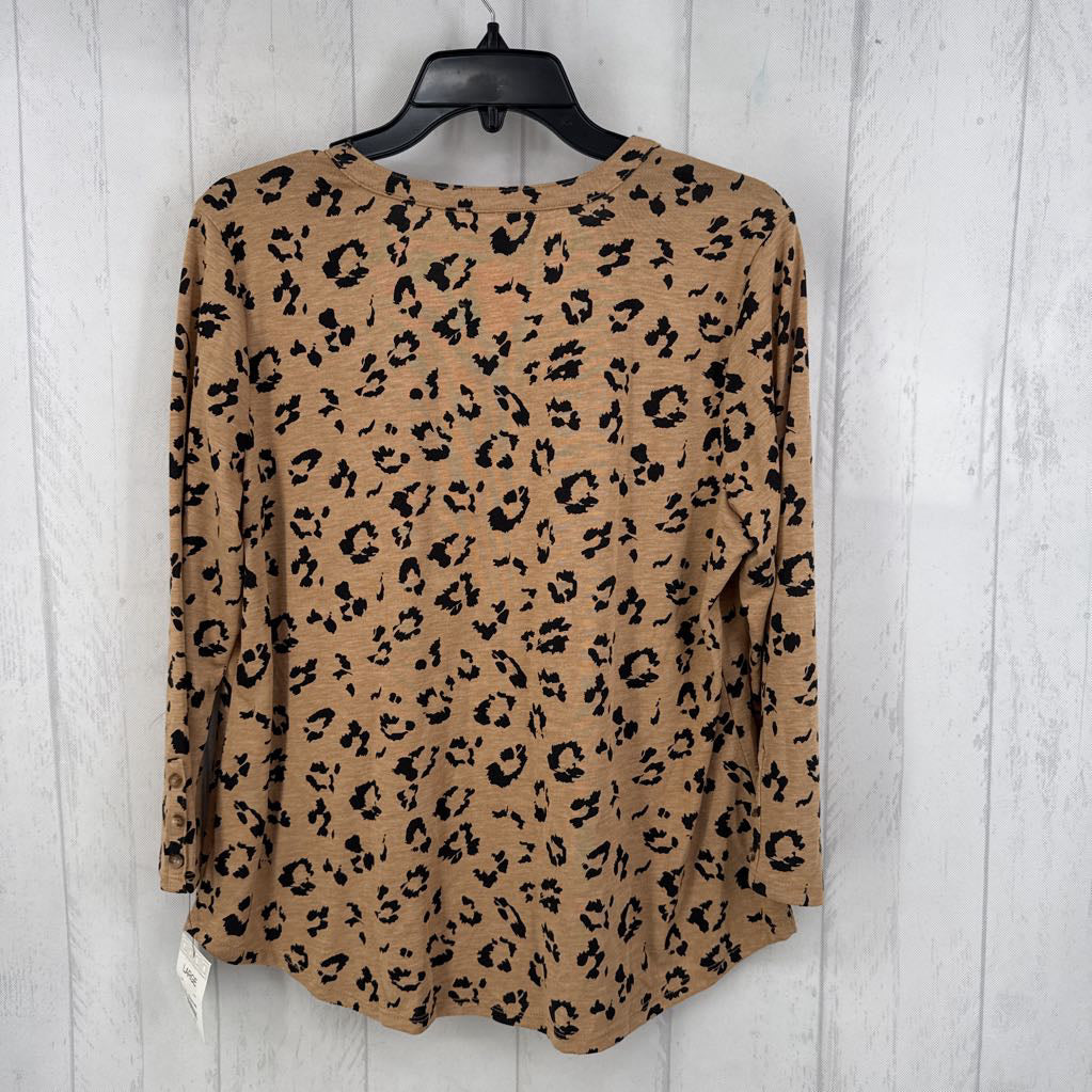 R37 L animal print split neck 3/4 slv top