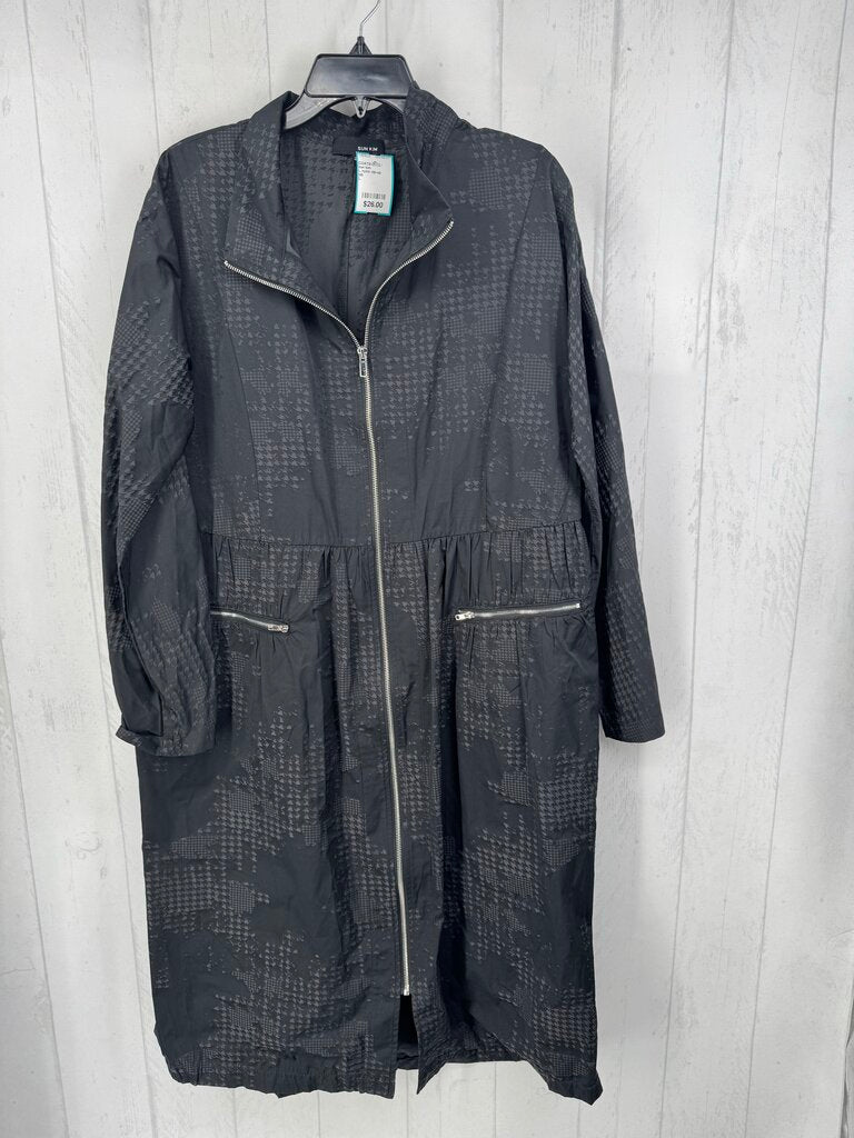 L nylon zip-up jacket
