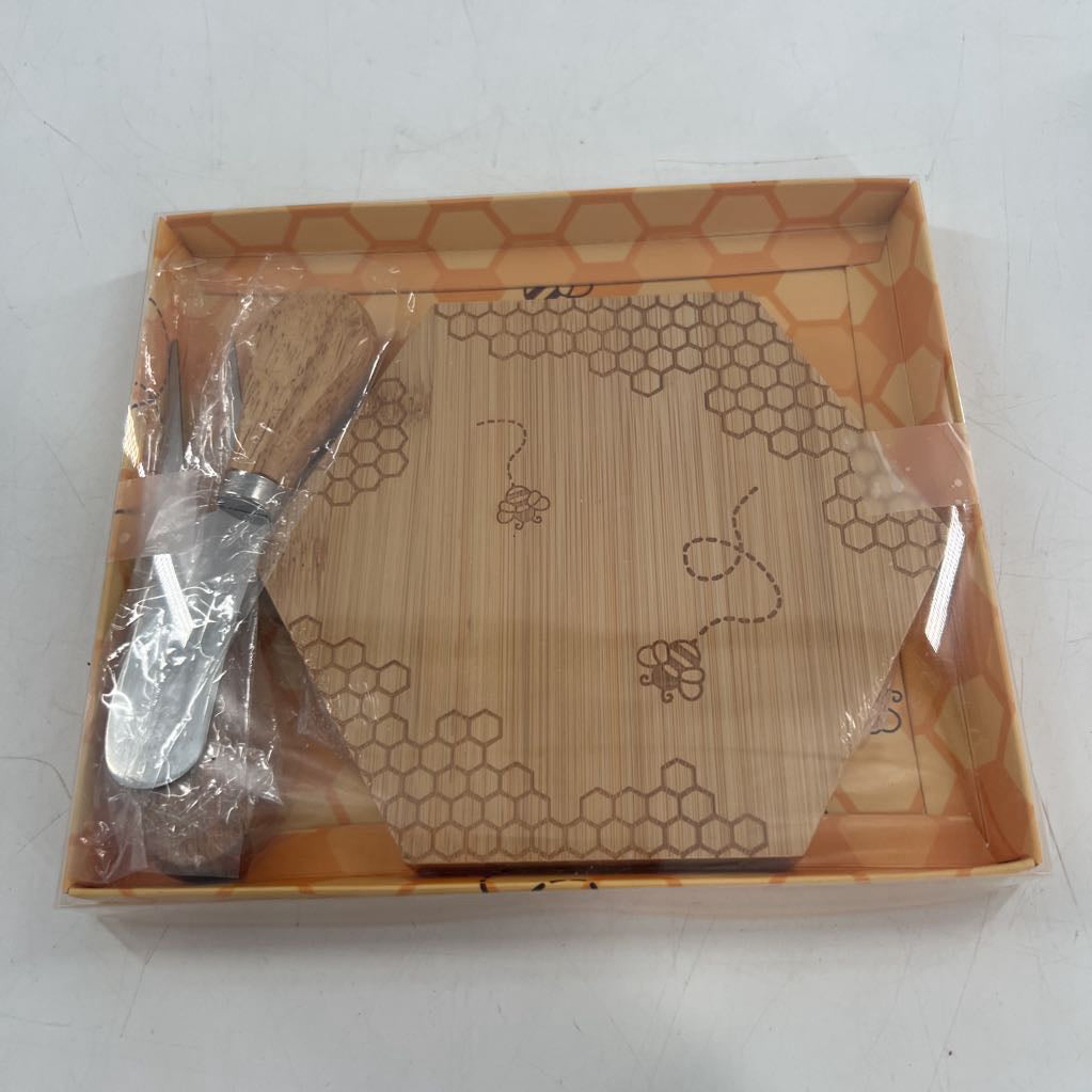 wood honeybee theme cheeseboard giftset