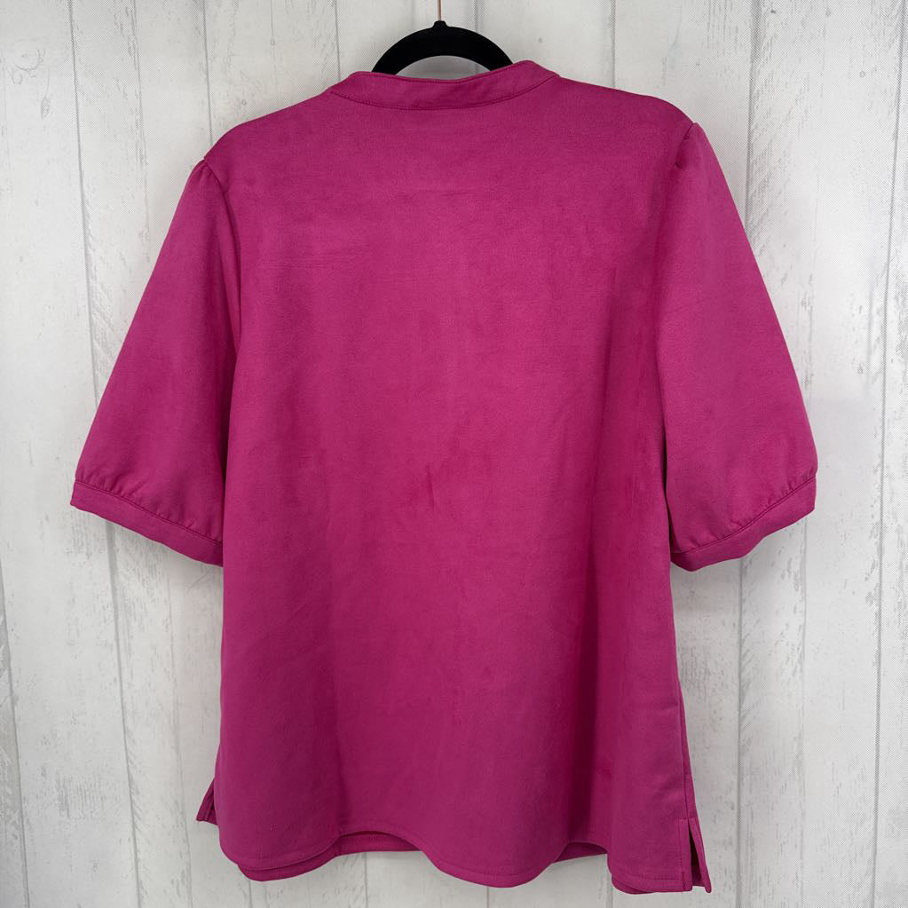 1X faux suede split neck s/s top