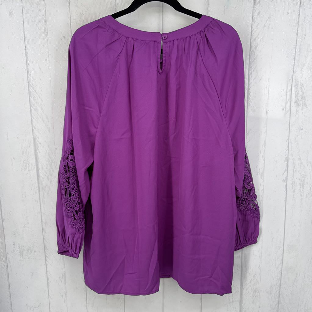 L notch neck lace accent l/s top