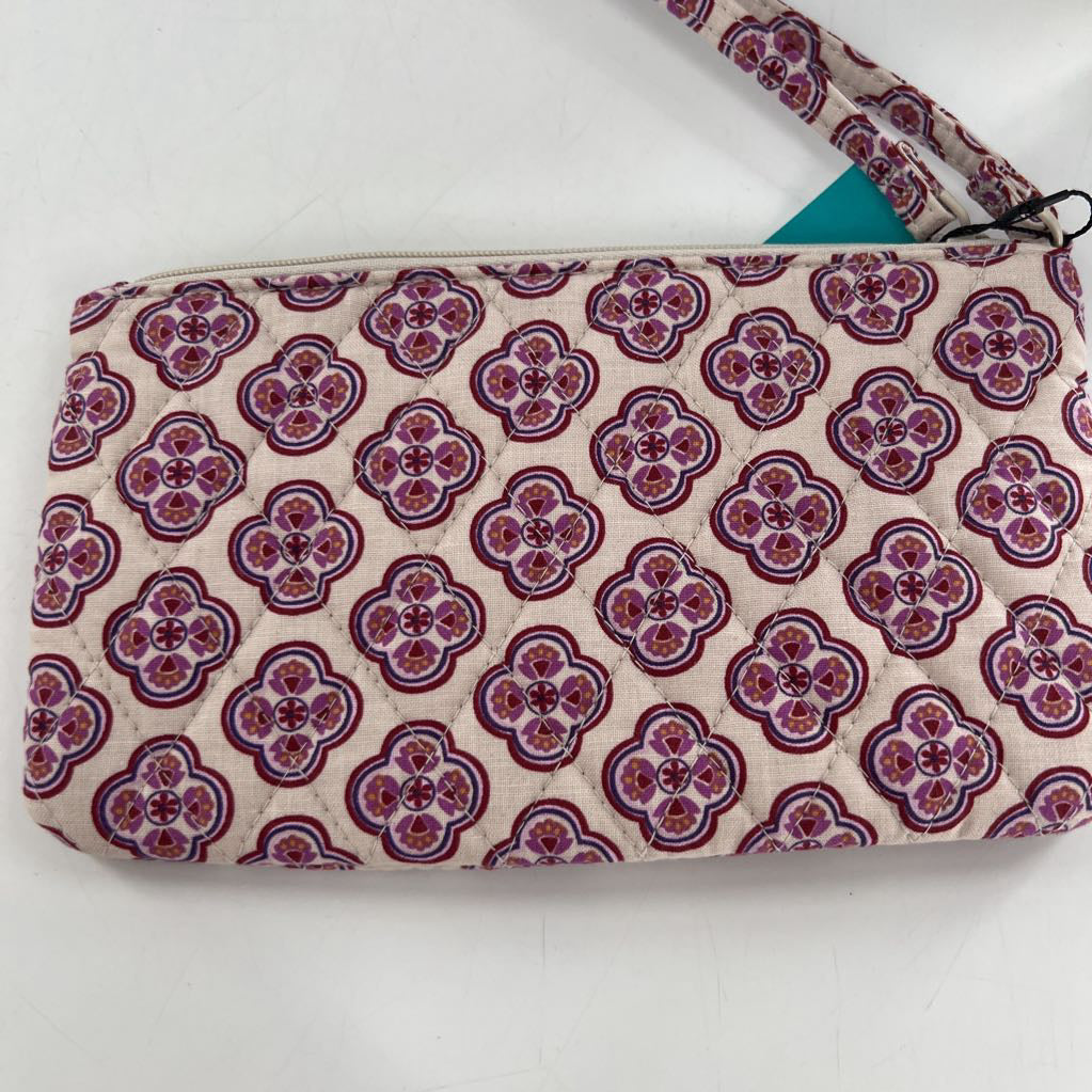 R49 essential wristlet