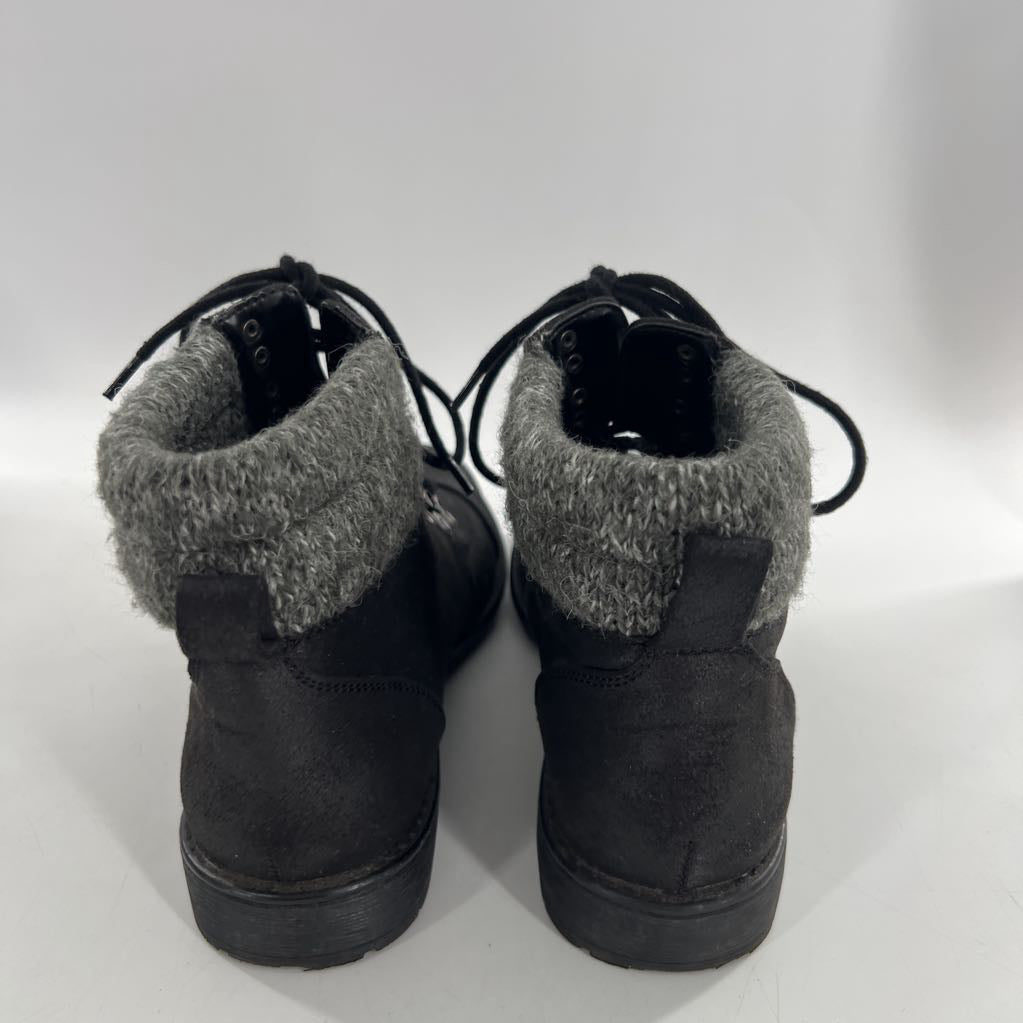 9 lace-up combat boot