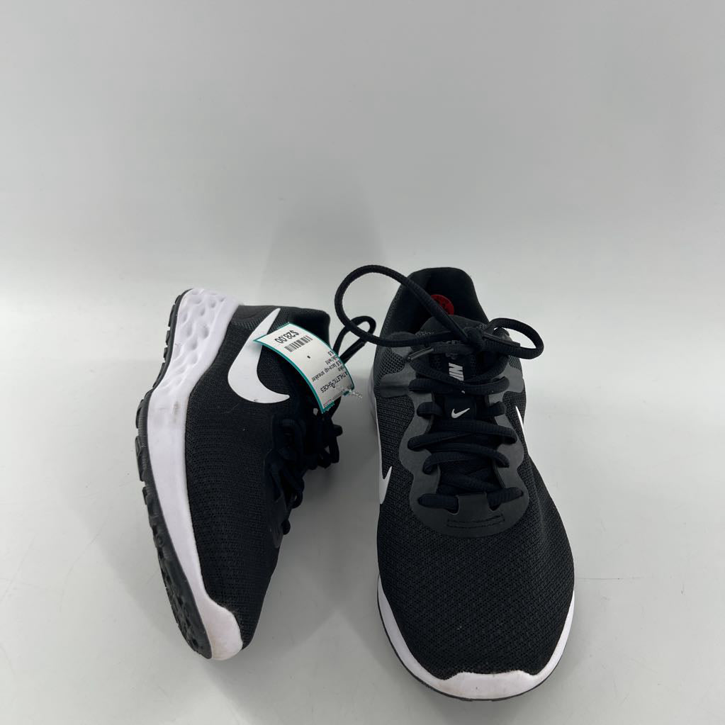 6.5 lace-up sneaker