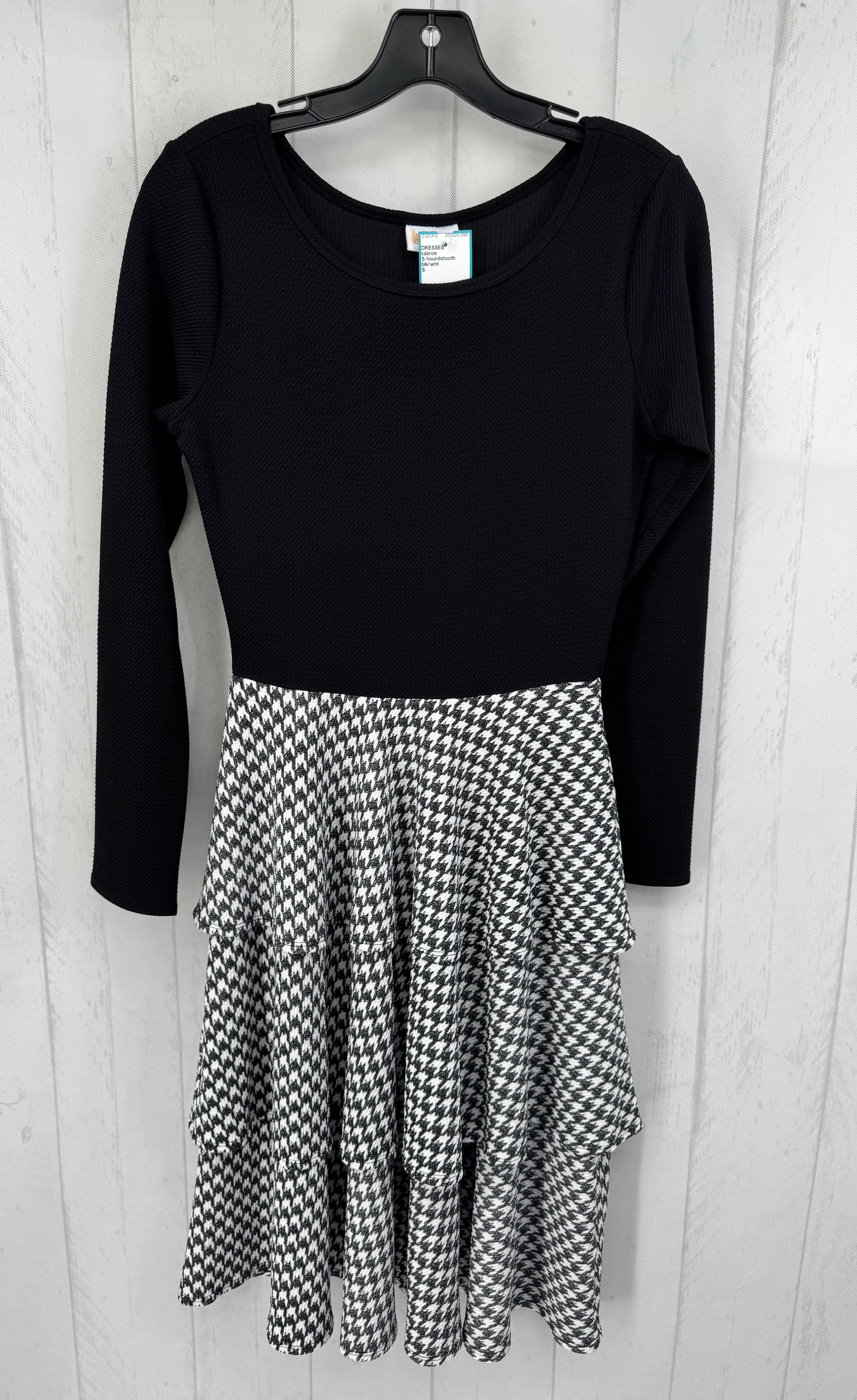 S houndstooth ruffled bottom l/s dress