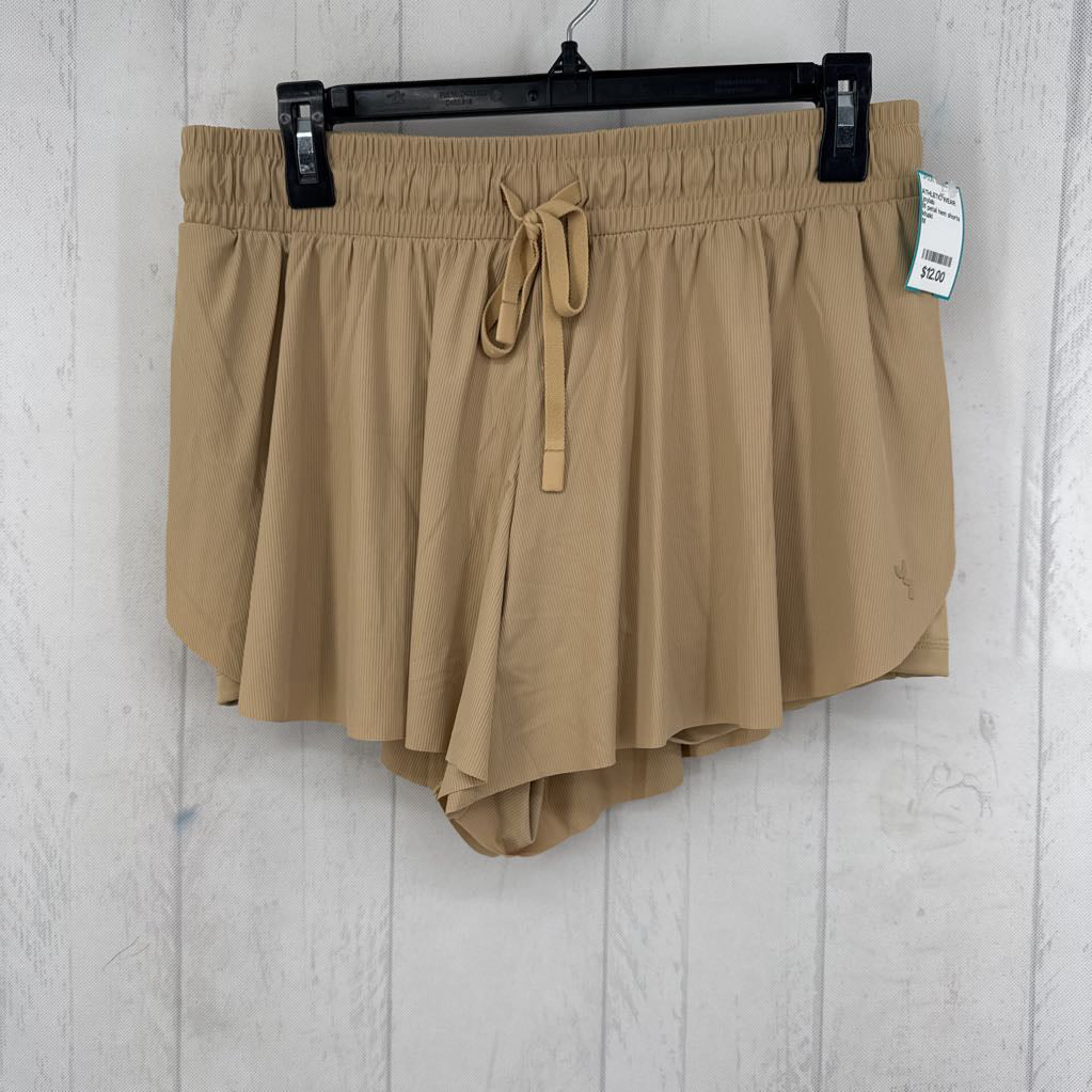M petal hem shorts