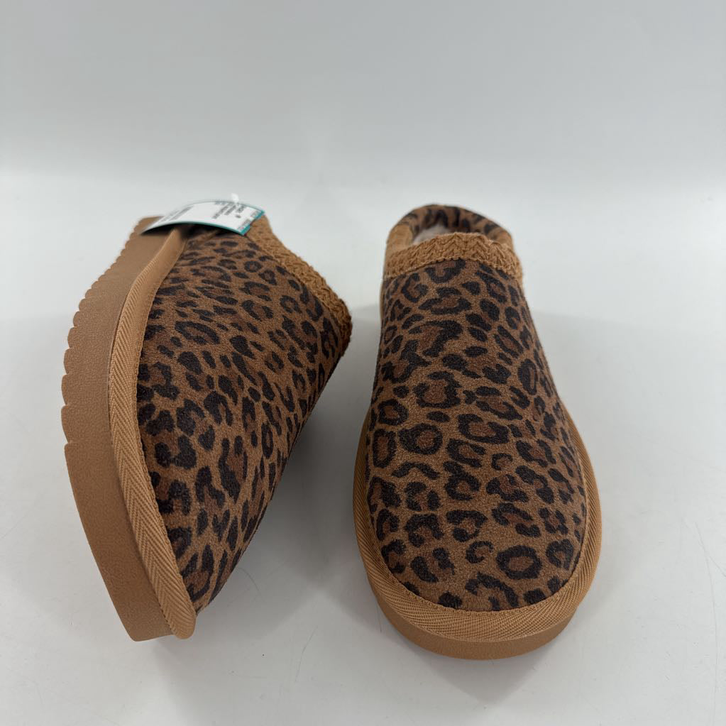 8.5 leopard print slip-ons