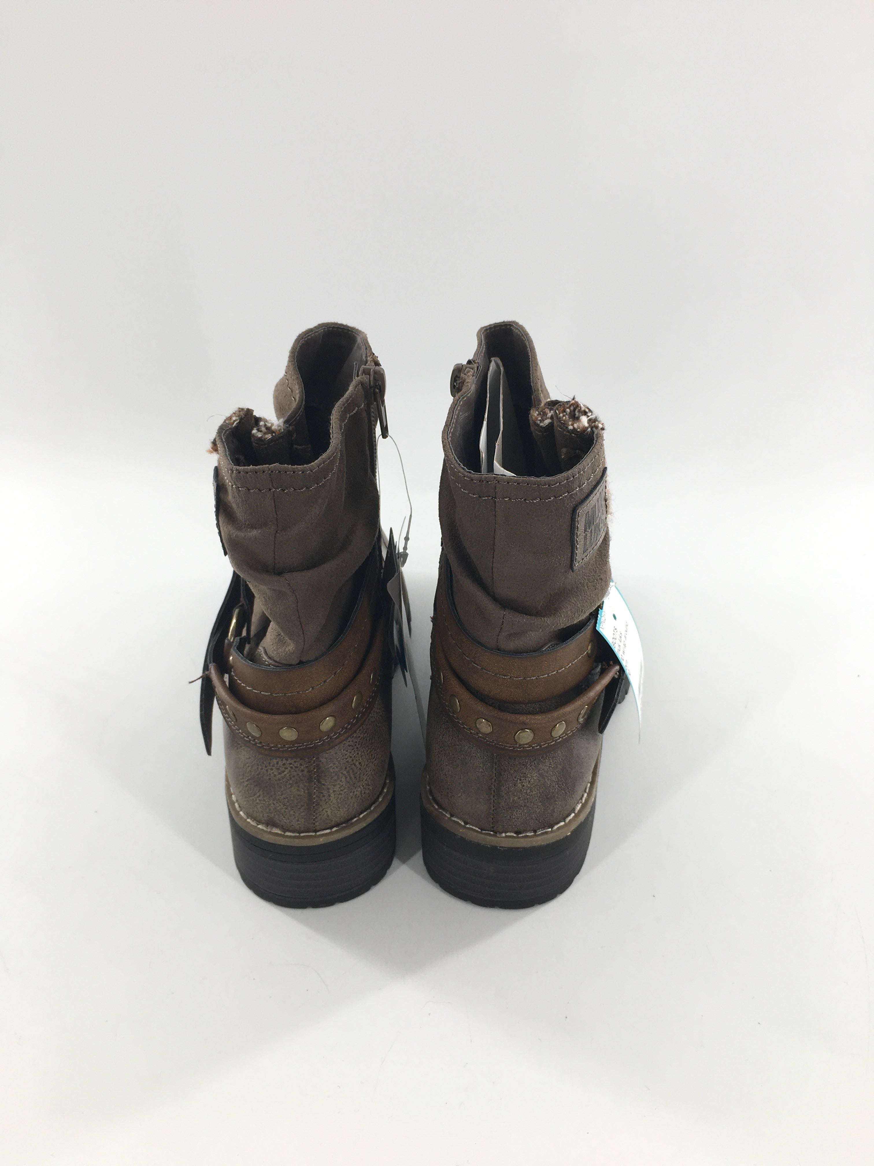 10 wrap around strap ankle boot