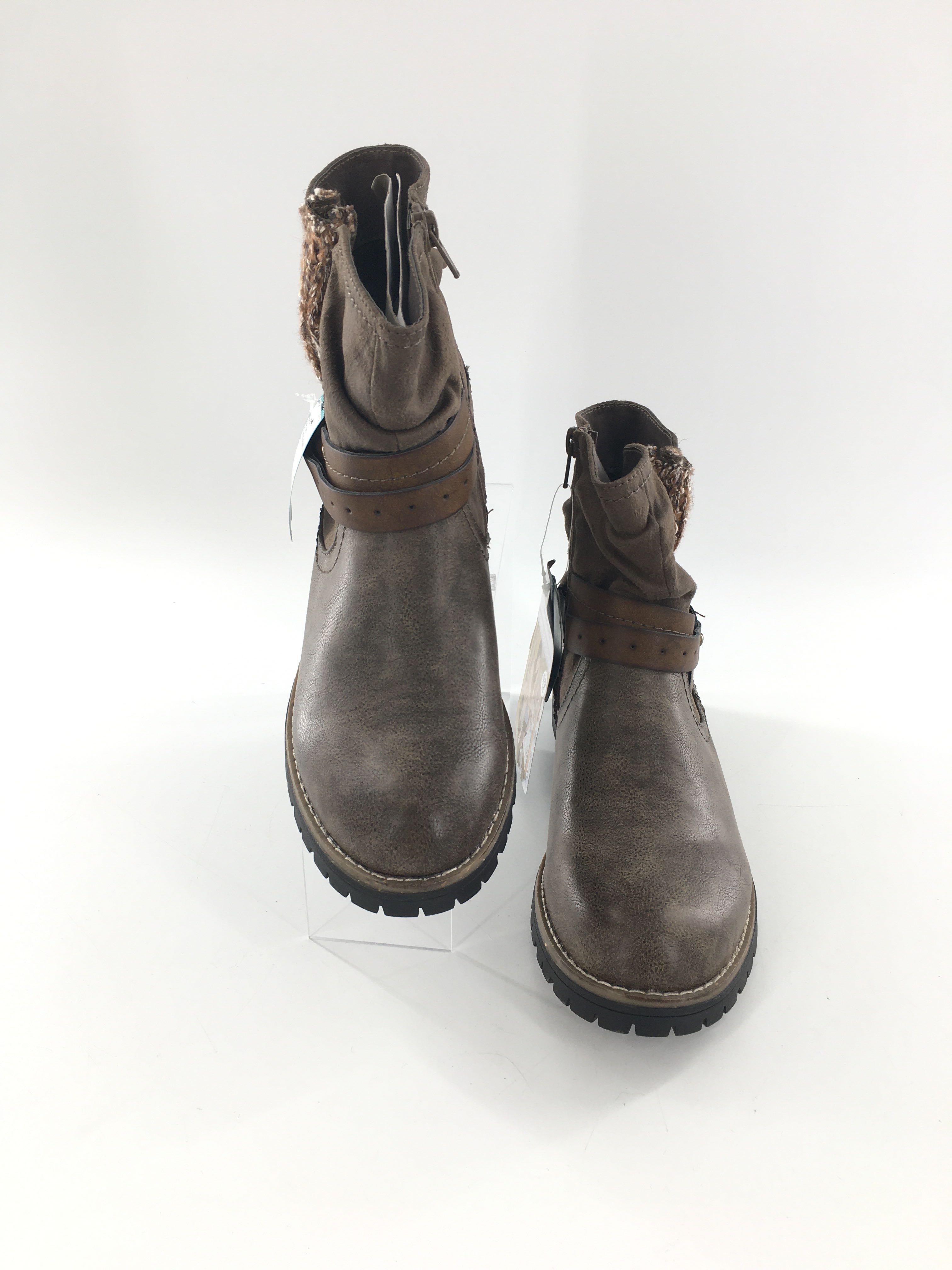 10 wrap around strap ankle boot