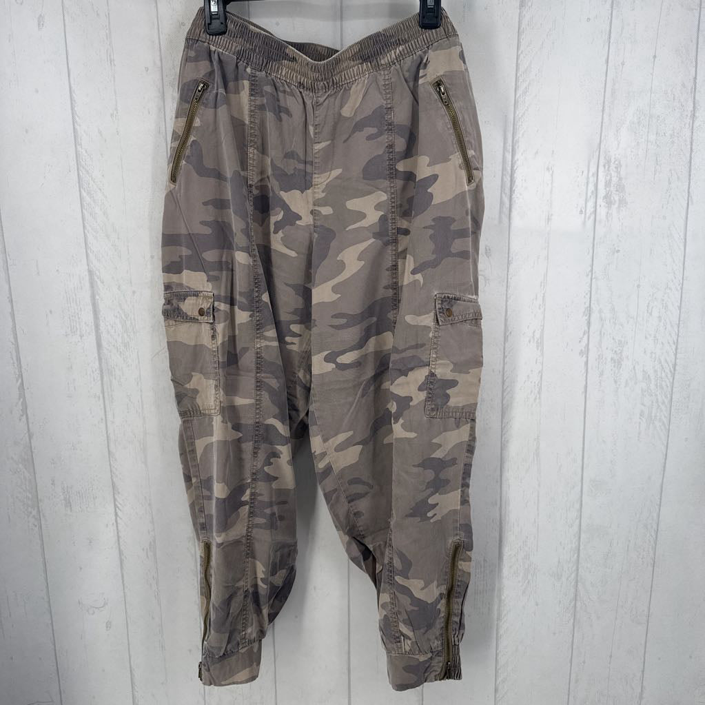 18/20 camo print joggers