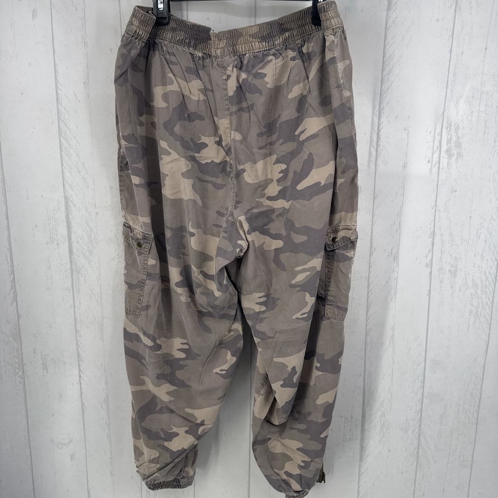 18/20 camo print joggers