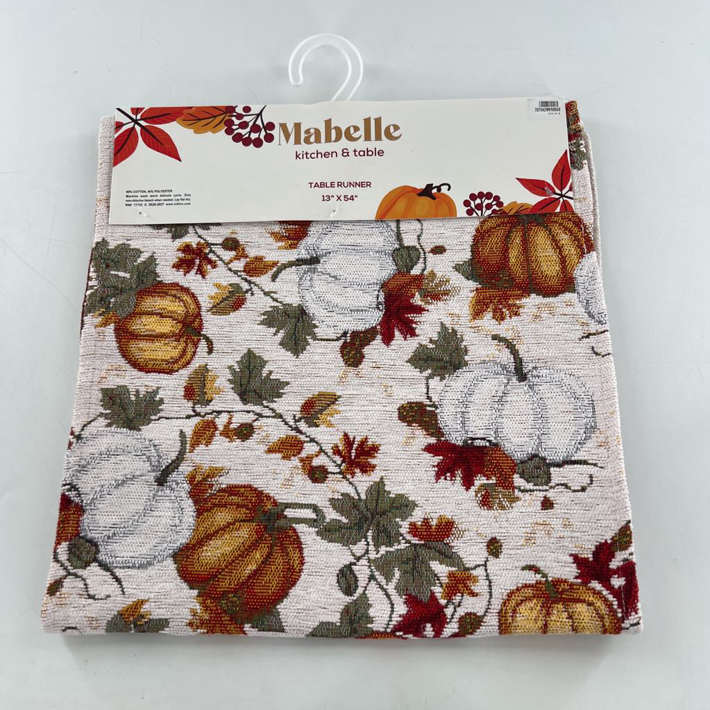 table runner-leaves & pumpkins
