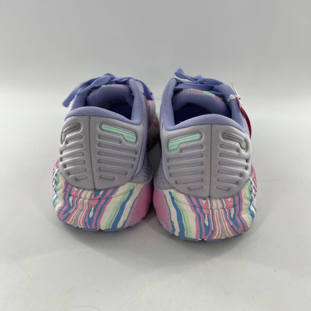 9.5 lace up mesh patterened midsole sneakers
