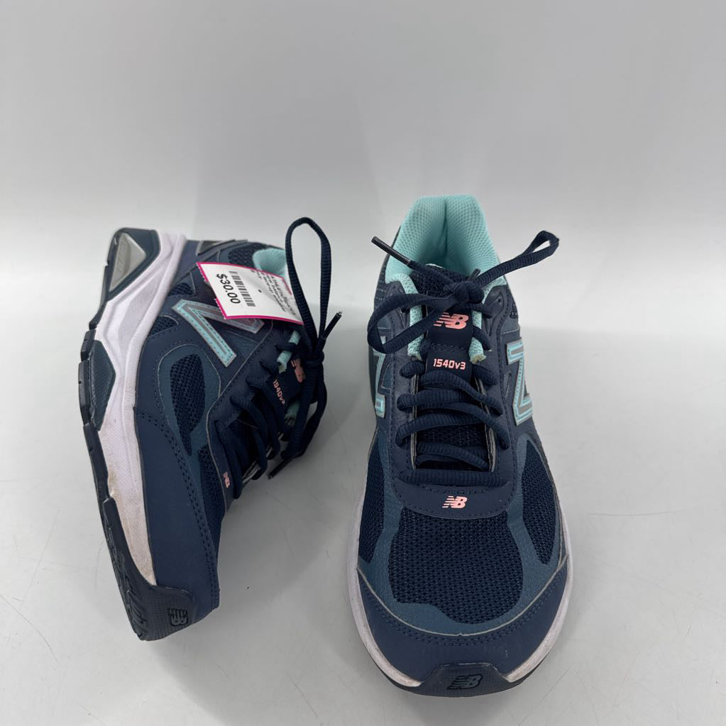 8 lace-up sneaker