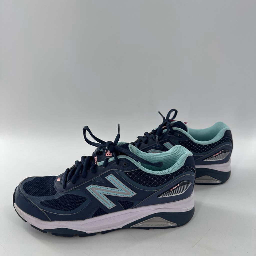 8 lace-up sneaker