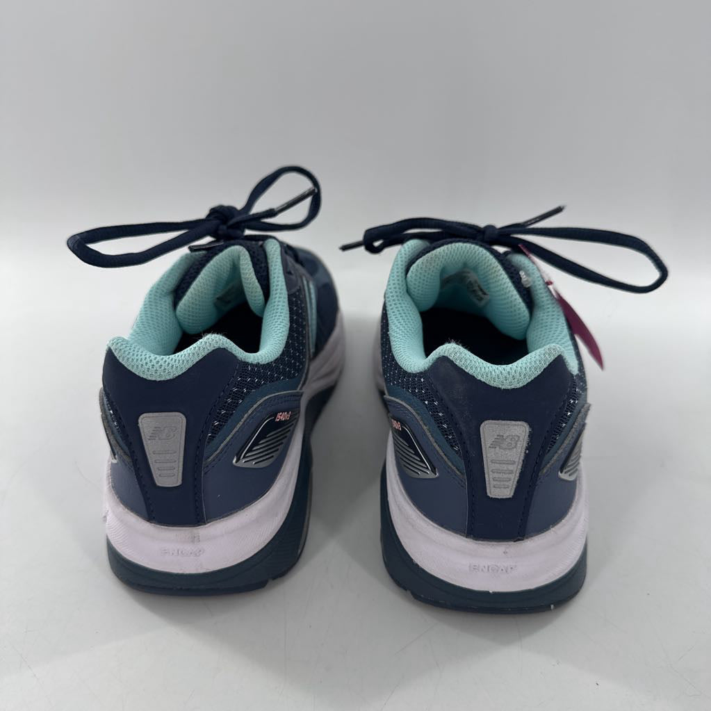 8 lace-up sneaker