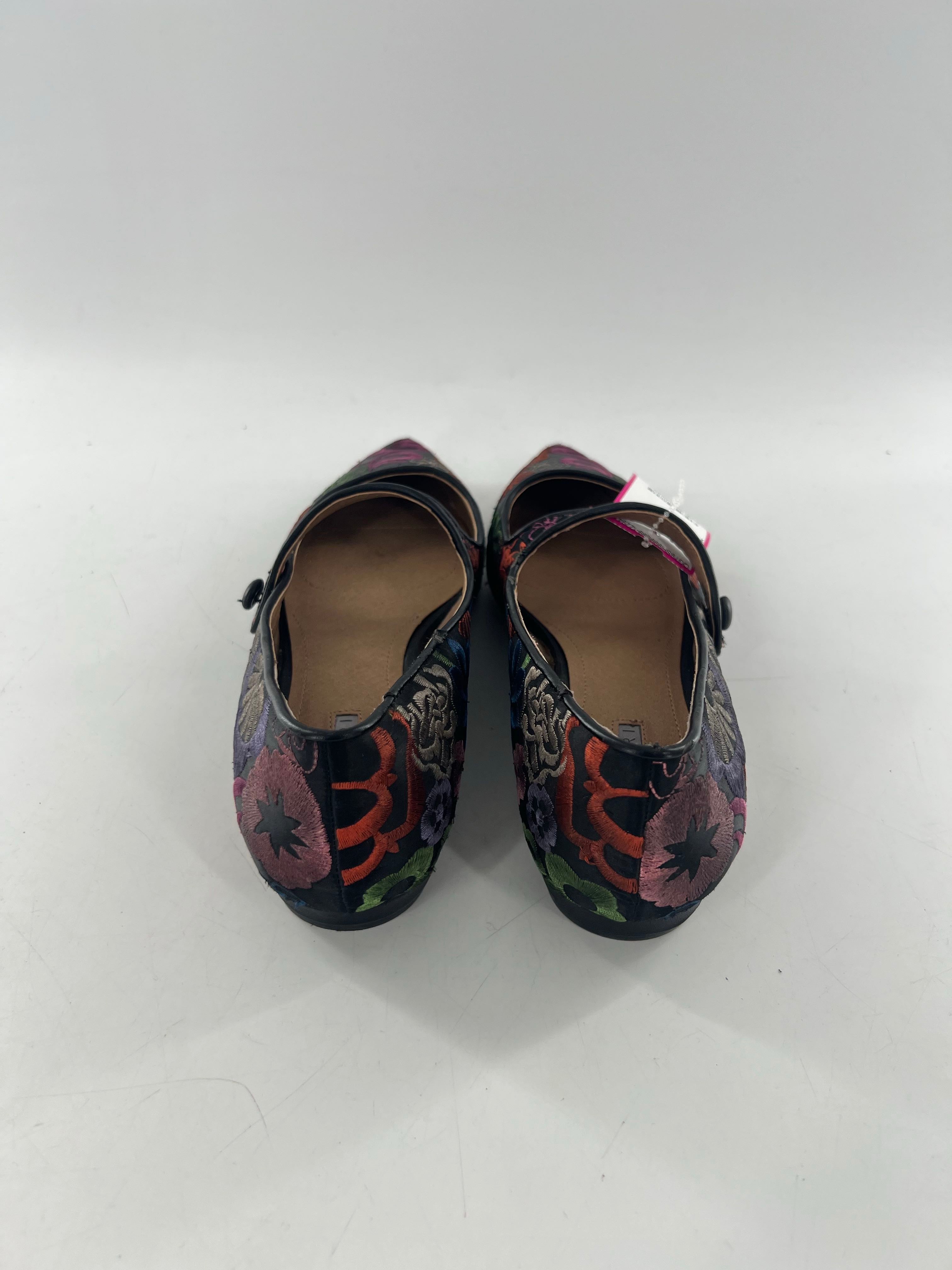 7 pointy toe enbroidered flats