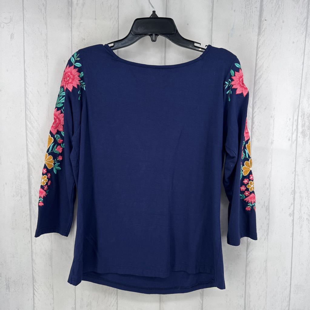 L 3/4 slv flower embroidered keyhole top