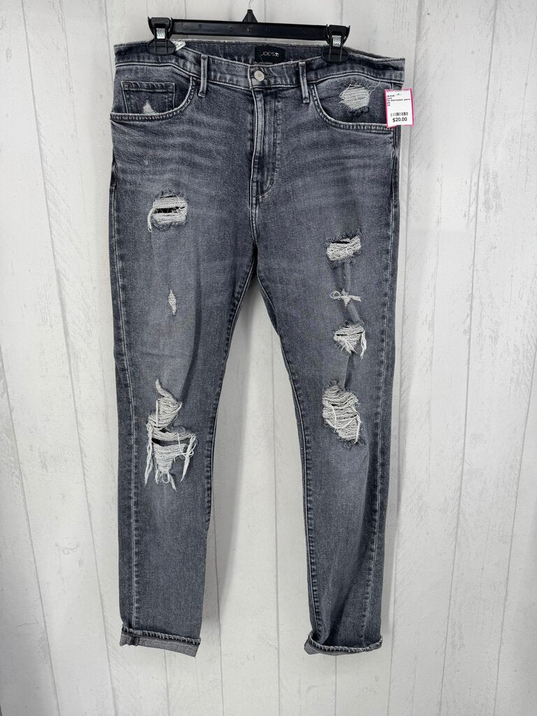 34 distressed jeans