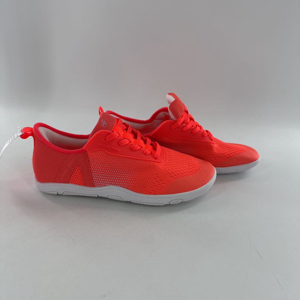 8/8.5 lace-up sneaker