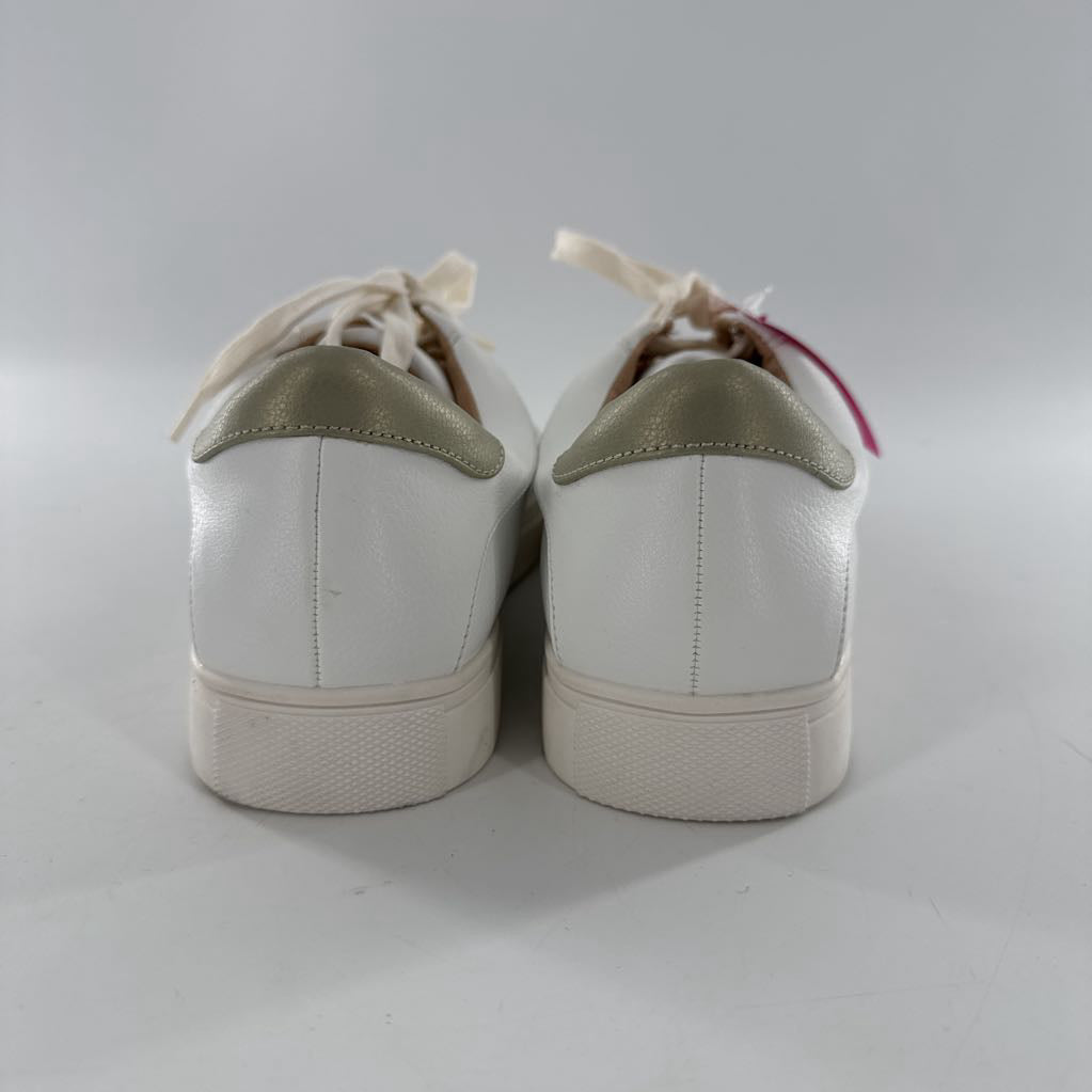 10 lace-up sneaker