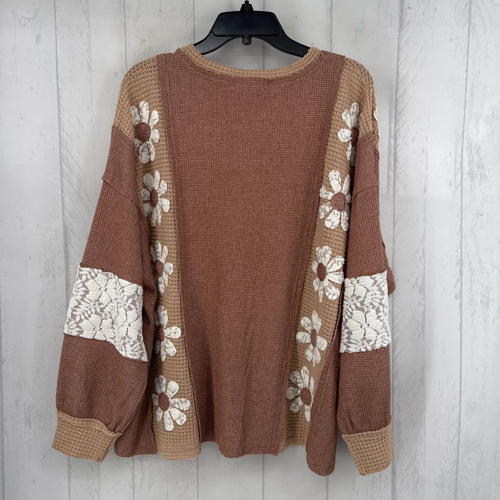 R68 S waffle knit flo embroidered v-neck l/s top