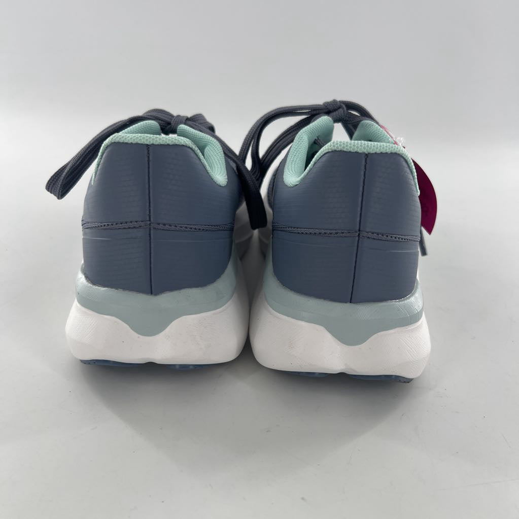 9 lace-up sneaker