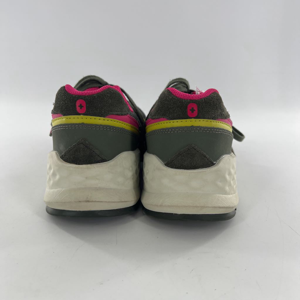 9.5 lace-up sneaker