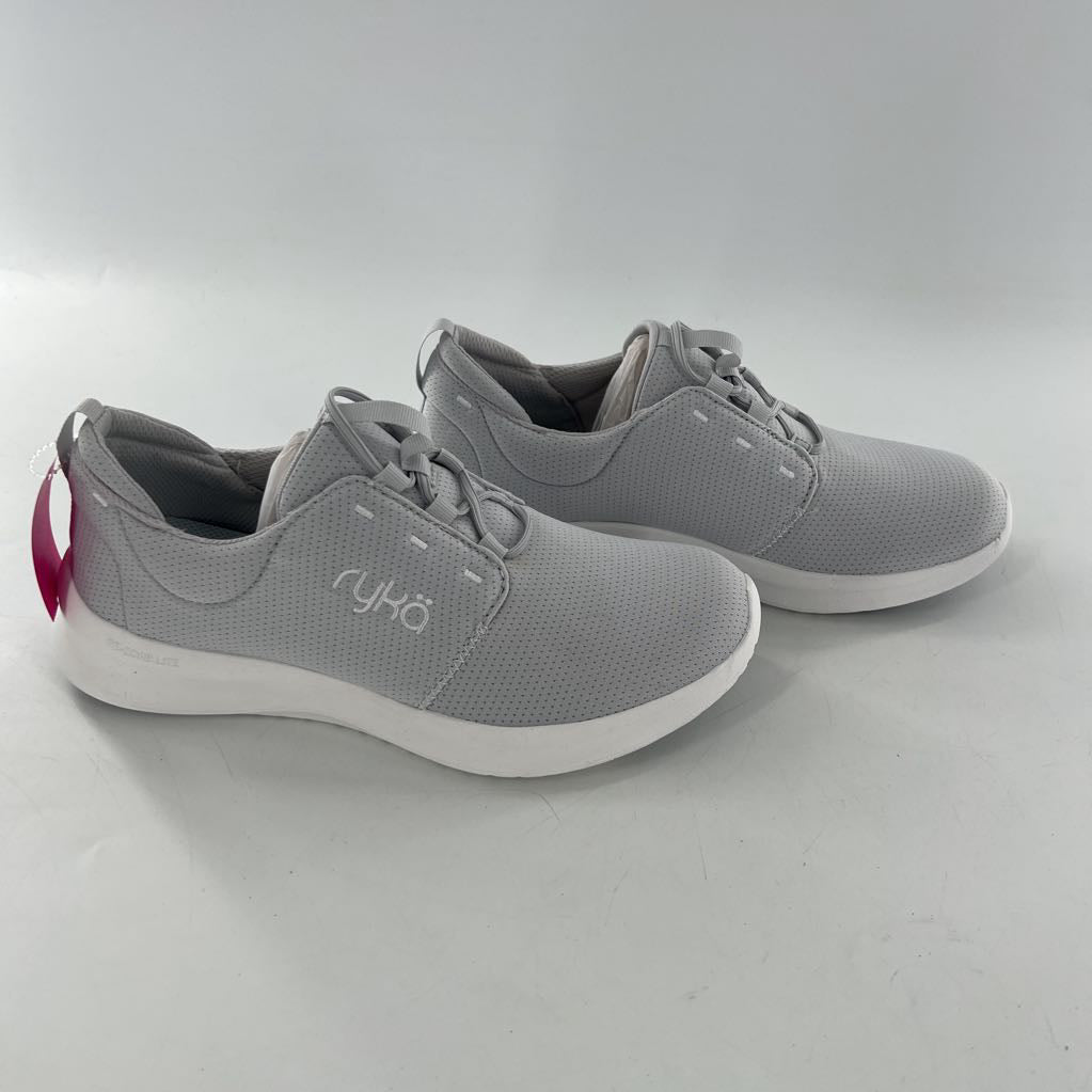 7.5 lace-up sneaker