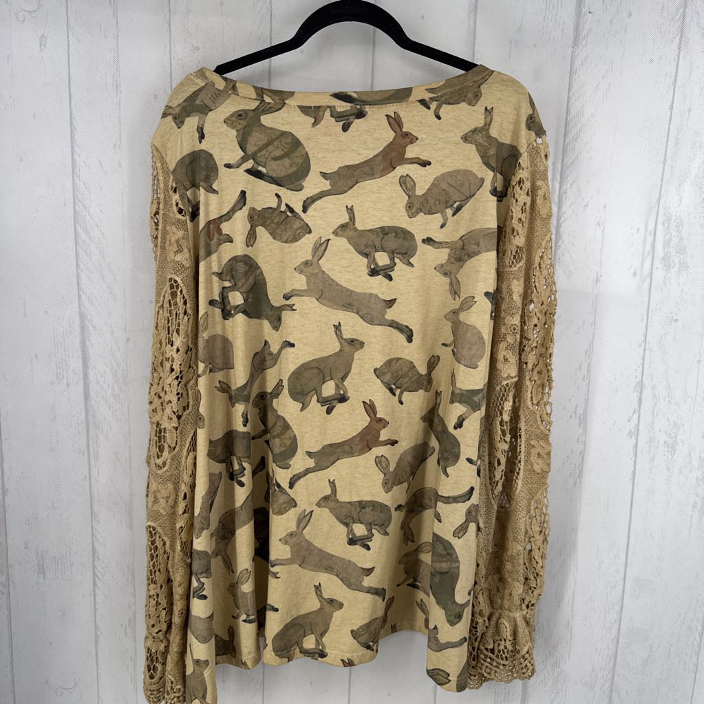 O/S patchwork graphic lace slv hi-lo tee