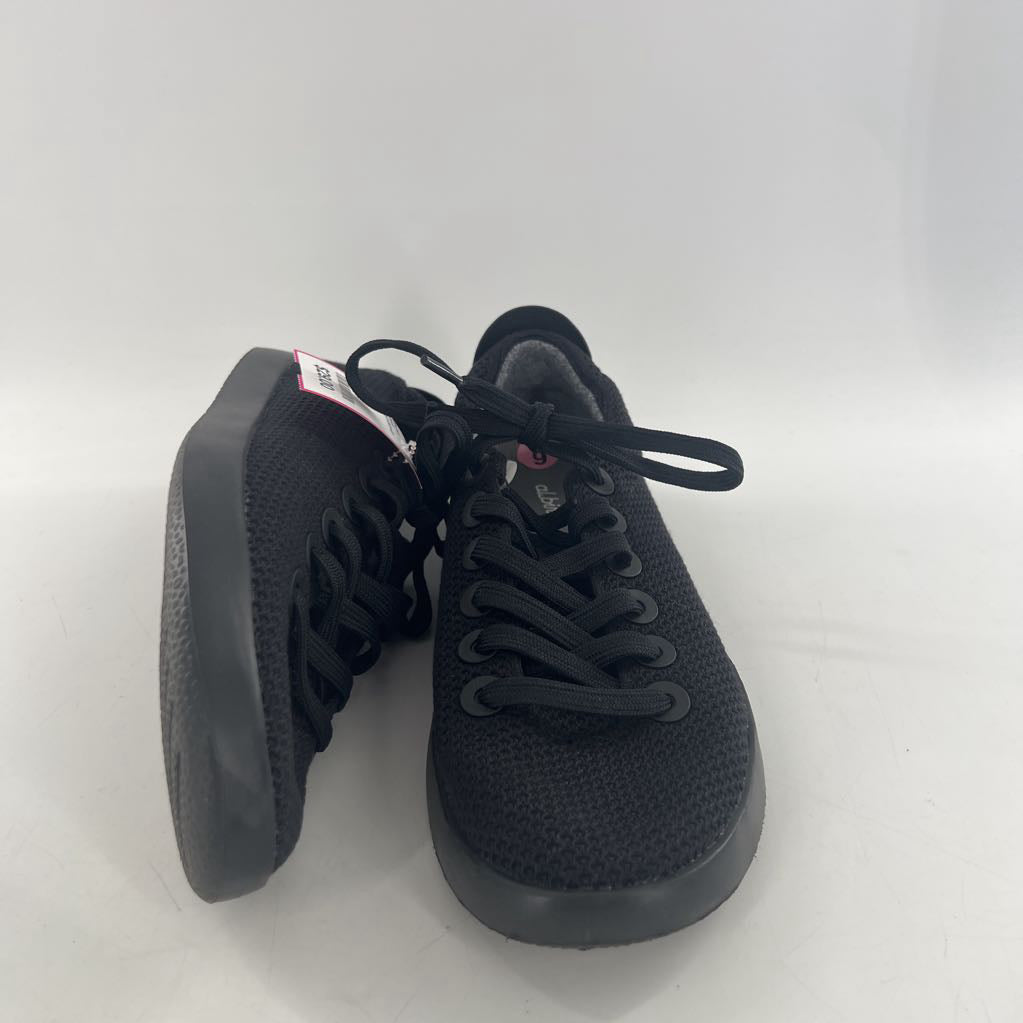 9 mesh lace-up sneaker