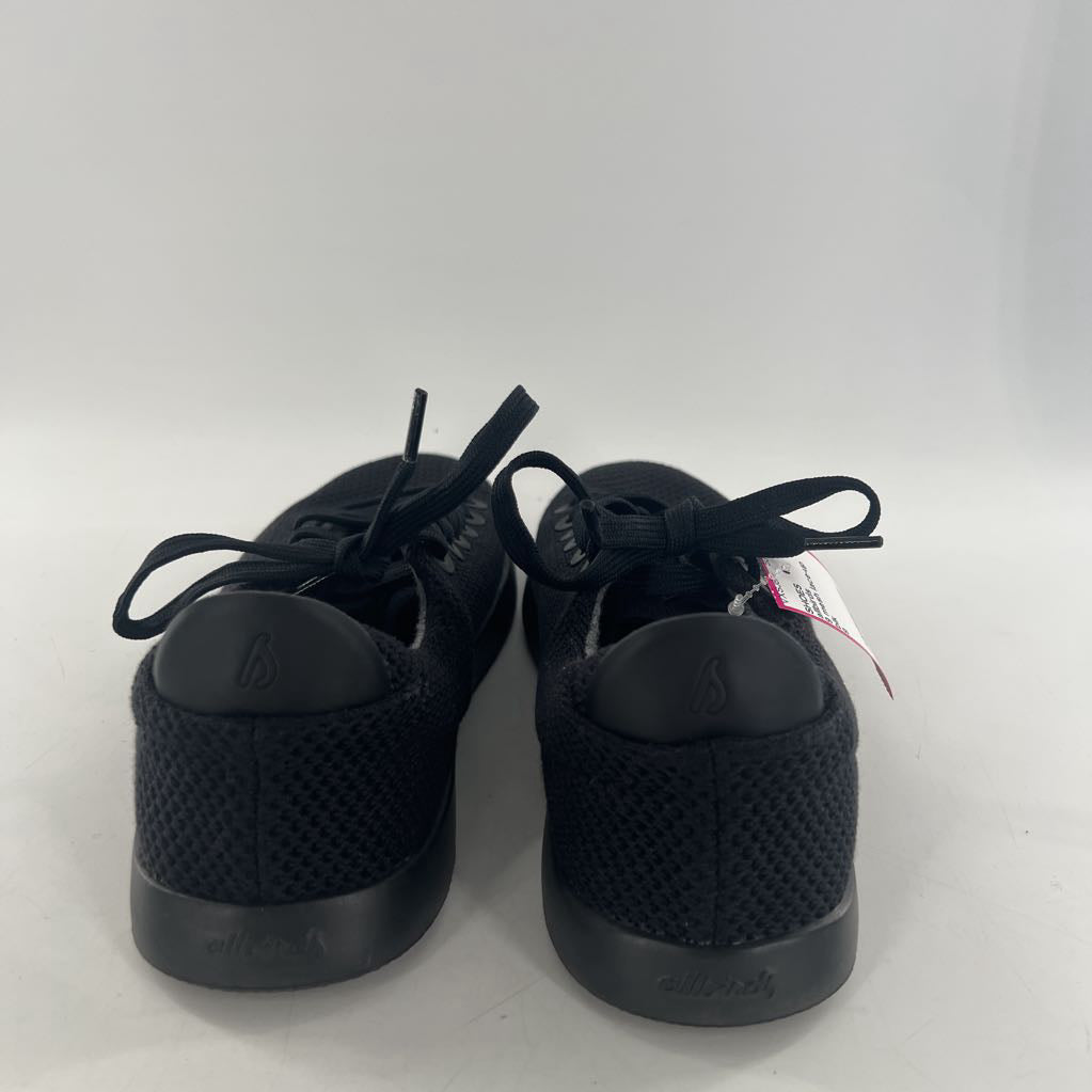 9 mesh lace-up sneaker