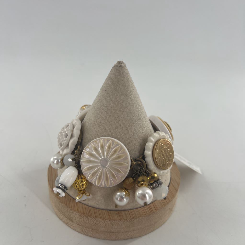 vintage button w/ faux pearl bracelet